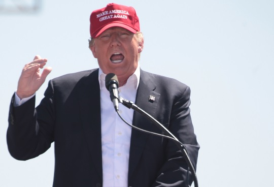 Donald_Trump_at_Fountain_Park_in_Fountain_Hills,_Arizona_2016